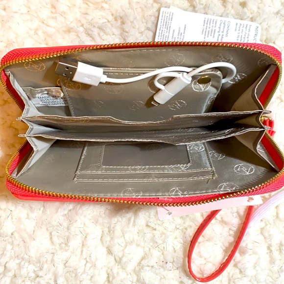 ADRIENNE VITTADINI PHONE CHARGING CLUTCH WALLET with WRIST STRAP - Picture 4 of 10